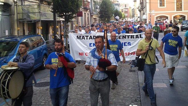 Cientos de personas reclaman mantener el Matadero Central de Asturias