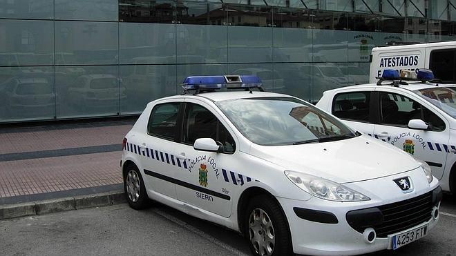 La Policía Local de Siero detiene a tres personas con varios sofás robados