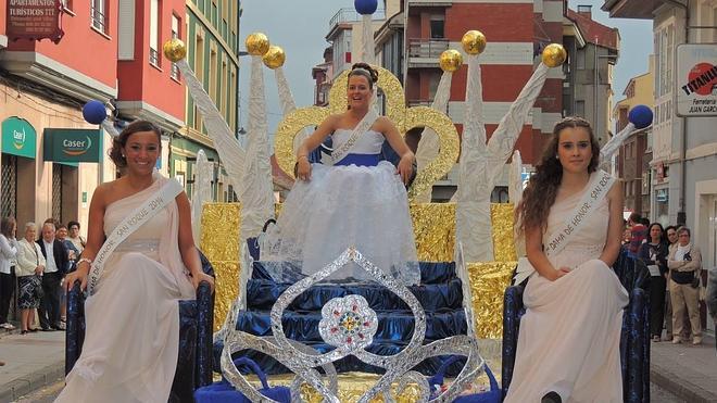 Un renovado desfile despide las fiestas de San Roque en Tineo