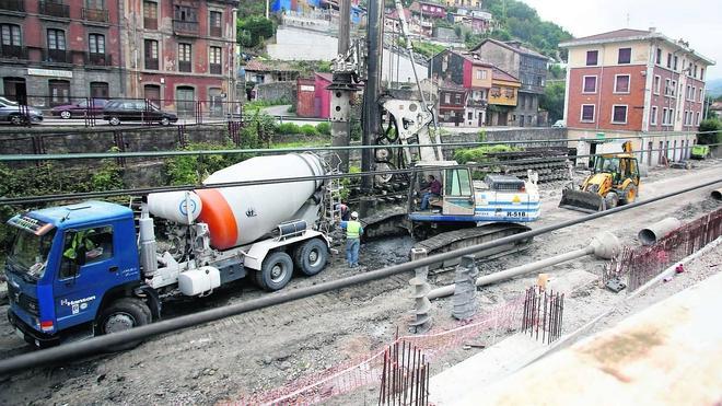 Langreo pide que «el Gobierno no escurra el bulto» y pague el soterramiento