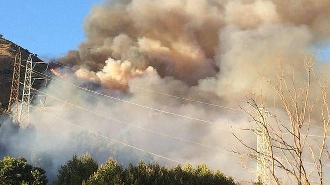 Desalojadas una decena de familias por un incendio en Soto de la Barca, en Tineo