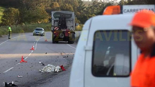 Fallece un motorista al empotrarse contra un camión en la carretera entre Cancienes y Tamón