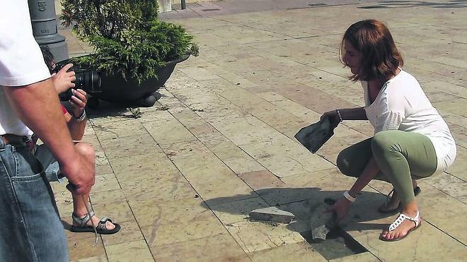 «El Ayuntamiento no tiene barrenderos para Ciaño», claman los vecinos