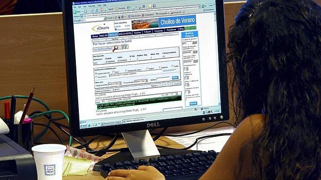 Denuncian el "cobro ilegal" de recargos por el pago con tarjeta en Iberia, Vueling y eDreams