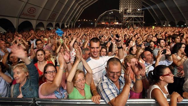 Colas kilométricas y prismáticos para ver el primer concierto de Víctor Manuel