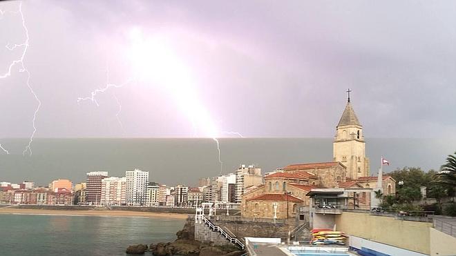 La tormenta que descargó cientos de rayos en Asturias deja un reguero de daños