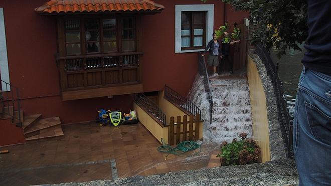 Una espectacular tromba de agua inunda Llanes