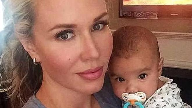 Una madre salva a su bebé de las balas al meterla en el váter y cubrirla con su cuerpo