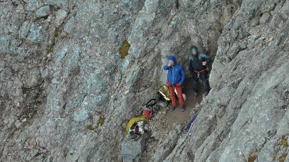 Rescatan ilesos a dos montañeros que pasaron la noche en el Picu Urriellu tras sufrir un problema con sus cuerdas