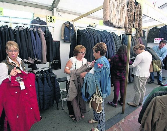 La Felguera clausura su feria del stock