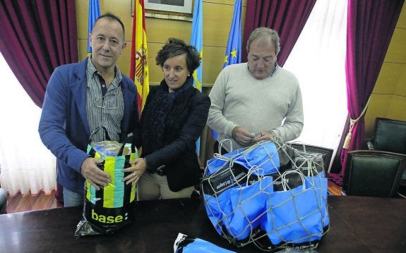 Un dentista de La Felguera lleva material deportivo a Senegal