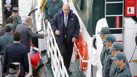 Jorge Fernández Díaz visita en Gijón la nueva embarcación 'Río Navia' de la Guardia Civil