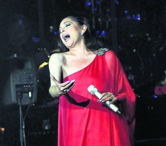 La Pantoja en Oviedo, ¿con bata de cola o pijama de rayas?