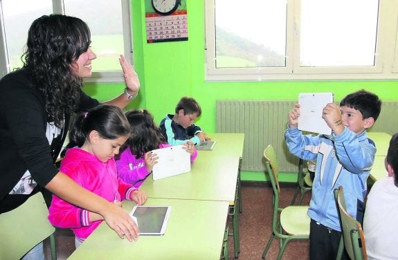 La tecnología, una más en los pupitres de Villayón