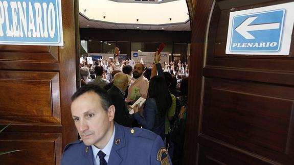 Vídeo: así fue el tenso ambiente en el congreso del PP de Gijón