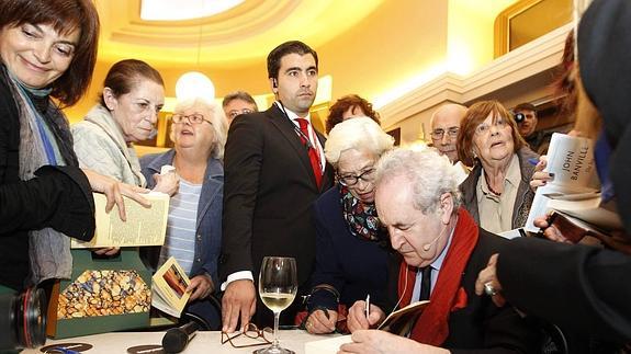 John Banville desnudó sus dos personalidades en el Teatro Jovellanos