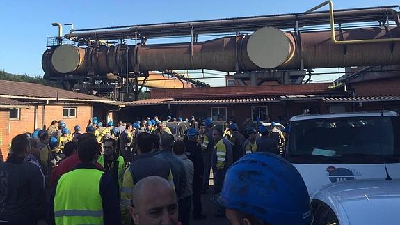 Trabajadores de Daorje consiguen, tras seis horas de huelga en la planta de Arcelor de Veriña, la readmisión de un compañero