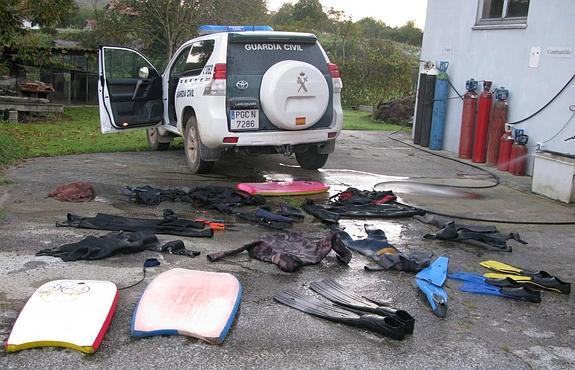 Les 'cazan' con 61 kilos de percebe ilegal y aseguran haber tirado la llave del coche al mar para no mostrar la mercancía