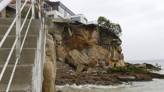 Un desprendimiento desestabiliza parte del Club Astur de Regatas