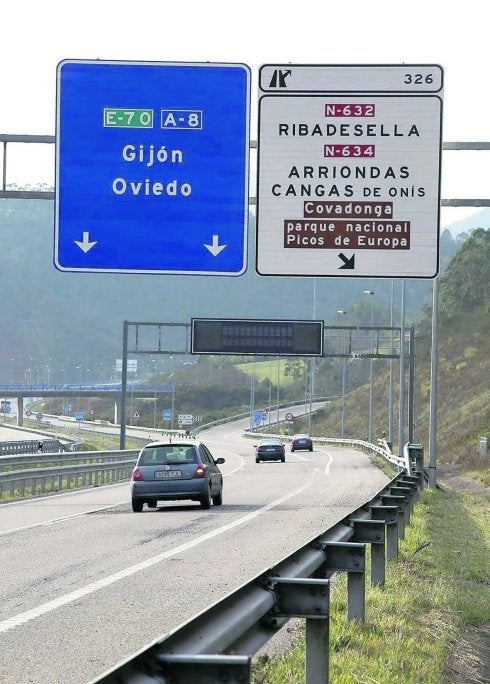 La cueva de Tito Bustillo, sin señalización en la A-8 al menos durante un año más