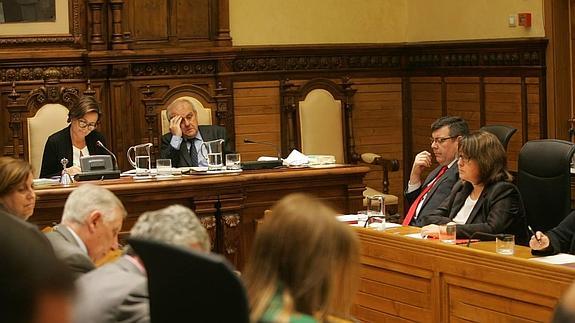 El Ayuntamiento de Gijón aprueba por unanimidad retirar el título de Hijo Adoptivo a Rato