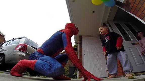 Un padre se viste de Spiderman para dar una sorpresa a su hijo enfermo terminal