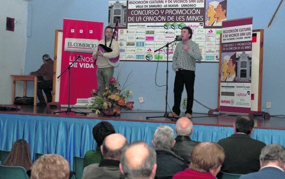 'Dos villas tiene Langreo', la canción más repetida en la tonada de La Nueva