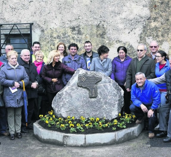 Les Llanes luce su placa de Pueblu Afayadizu