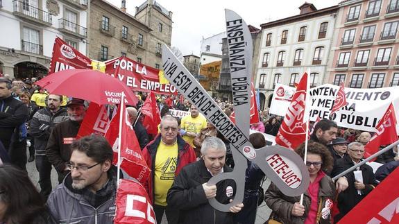 Medio millar de personas exigen en Avilés «dignidad y derechos»