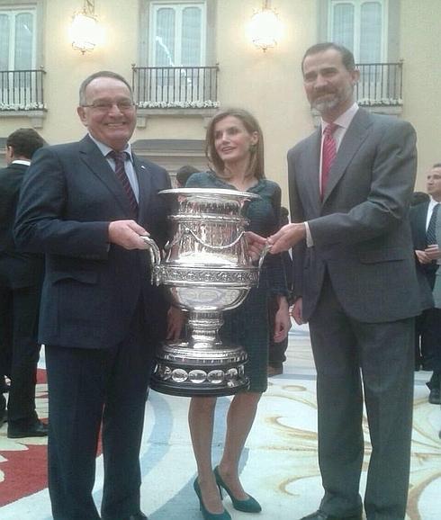 El Grupo recibe su cuarta copa Stadium