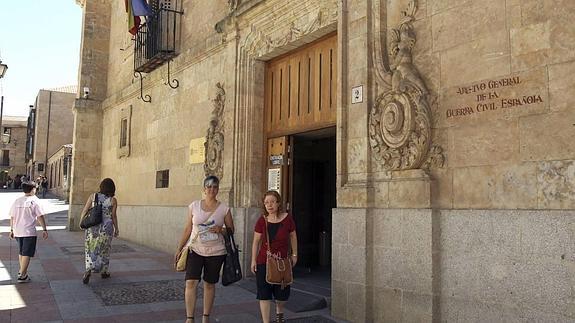 Denuncian la salida de madrugada de 238 cajas de documentos y 350 libros desde el Archivo de Salamanca