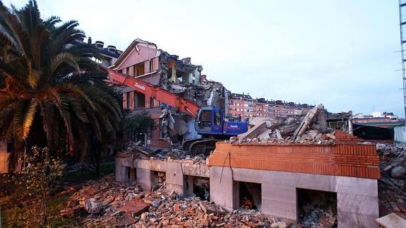 Derriban el edificio de 'La Madreña' en Oviedo
