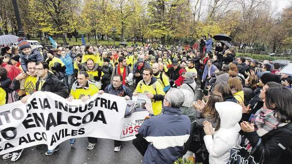 La marcha a pie de los trabajadores lleva hasta Oviedo el rechazo al cierre de Alcoa