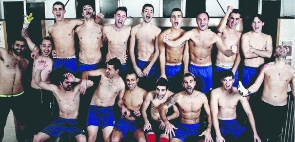 Los futbolistas del Turón, ligeros de ropa para lograr fondos