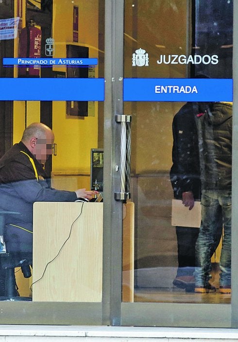 El vigilante del juzgado de Langreo, vigilado