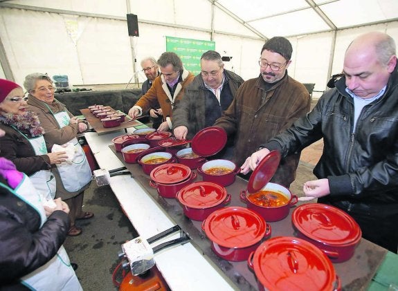 Jovita Valle y Casa Nando se imponen en el concurso de fabada de La Felguera