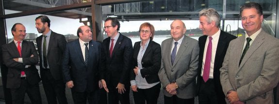 Consistorios y empresarios urgen a Volotea vuelos a Madrid y rutas internacionales