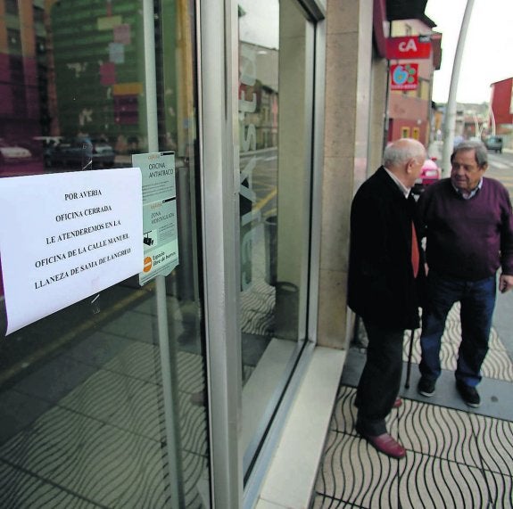 Un hombre atraca la oficina de Cajastur en Ciaño