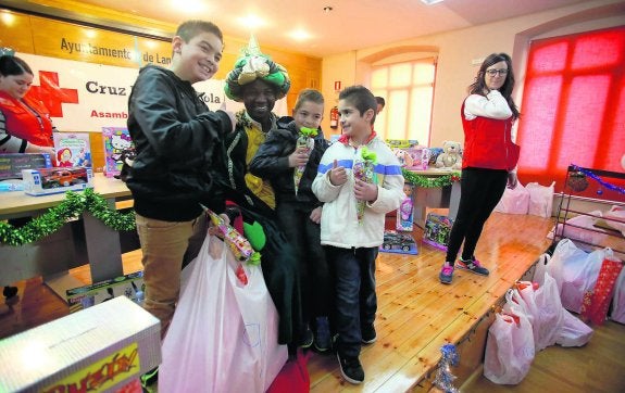 Los primeros regalos de Reyes llegan a Langreo