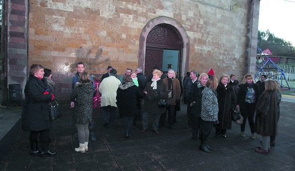 La supresión de la misa dominical indigna a Lada