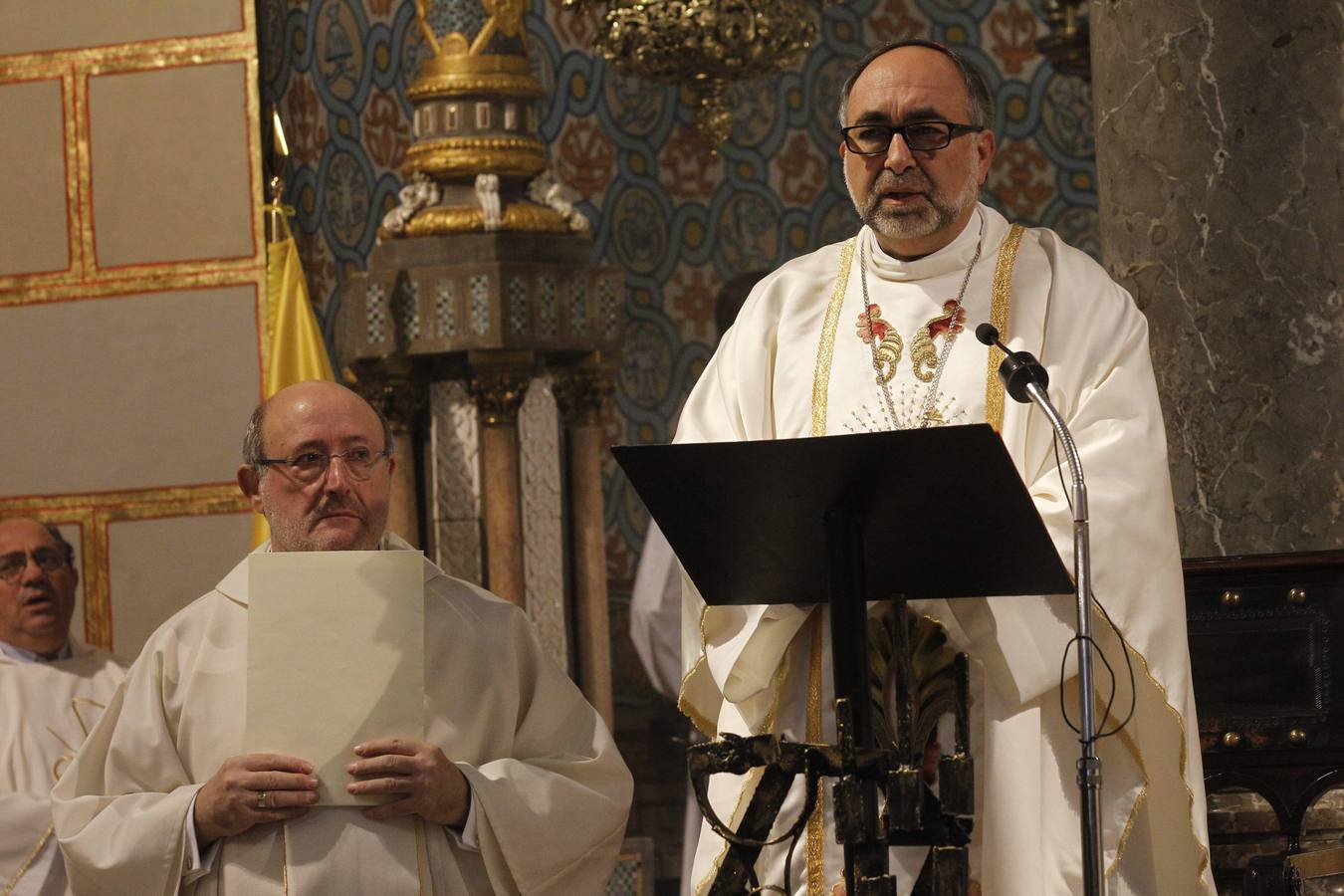 El arzobispo de Oviedo dice que mofarse de las creencias también es violencia