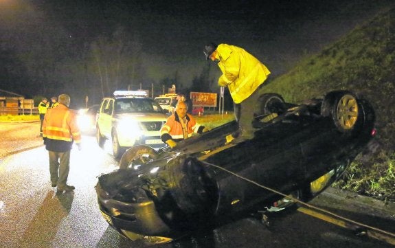 Un herido leve en un accidente en la rotonda de Riaño