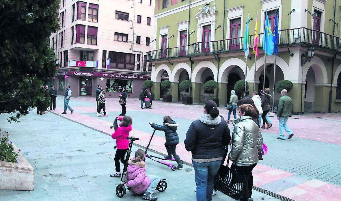 Los padres de Sama en la plaza con sus hijos