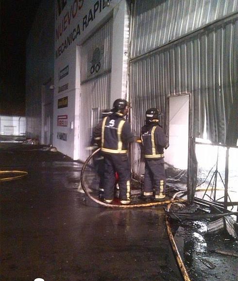 Un incendio arrasa una nave de una empresa de neumáticos en Siero