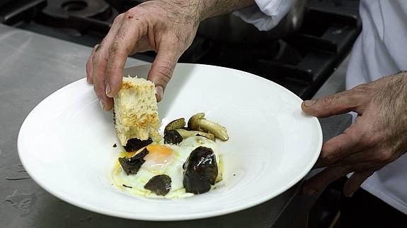 Huevo frito con pan de escanda tostado