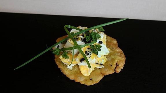 Huevo frito con lascas de bacalao, puerro pochado y trufa