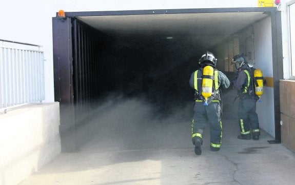 Una mujer y un policía, intoxicados en en un incendio en un garaje de La Pola