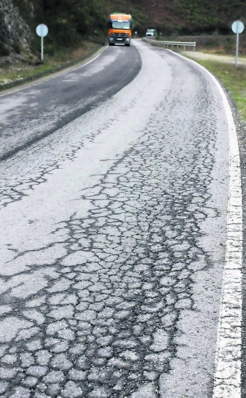 Un millar de vecinos piden la reparación de la carretera entre Belmonte y Tuña