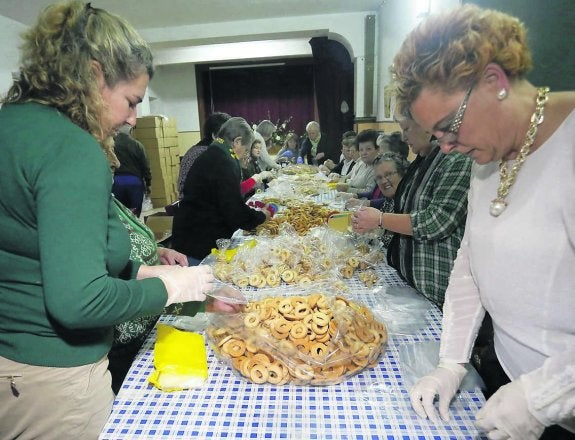 Jove empaqueta sus rosquillas