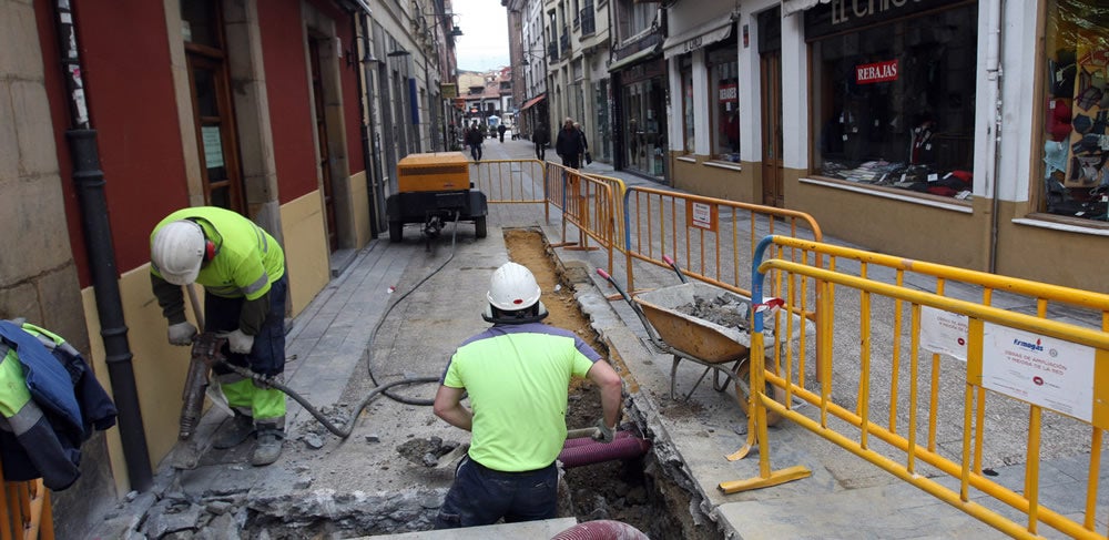 Los comercios de La Pola están a favor del soterramiento eléctrico